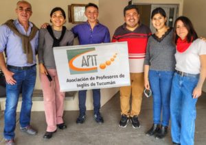 De izquierda a derecha, Víctor Fabián Rodríguez, Sara I. López, Carlos Lizárraga, Ricardo Palma, Irma Sarverry Galo y Alicia Assad con el banner de APIT